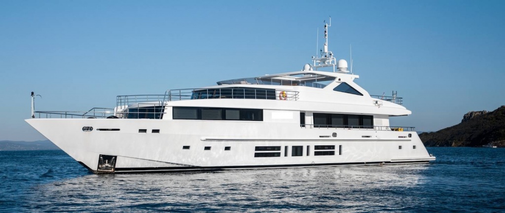 Motor yacht 39 m, with two MTU 16V2000 M93 engines